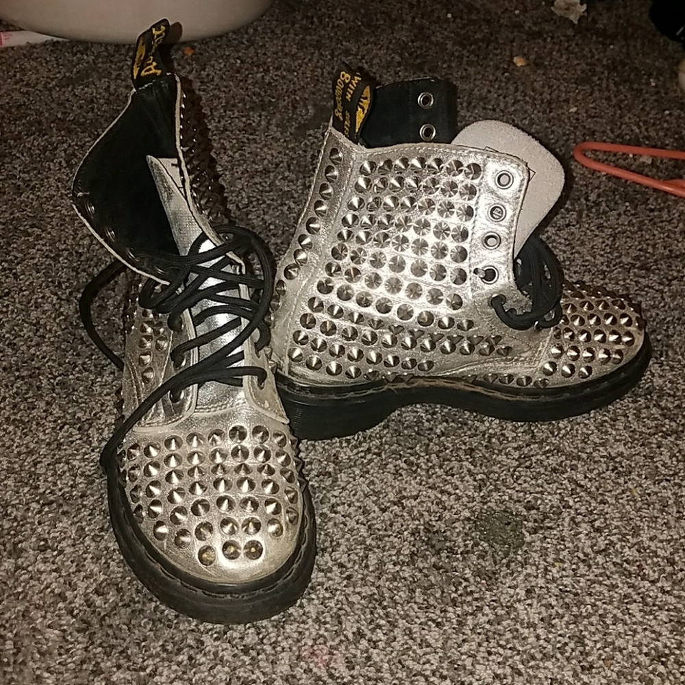 Shoes with spikes
